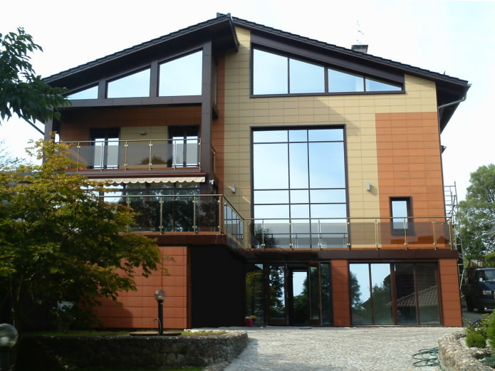Feinsteinzeug an der Fassade