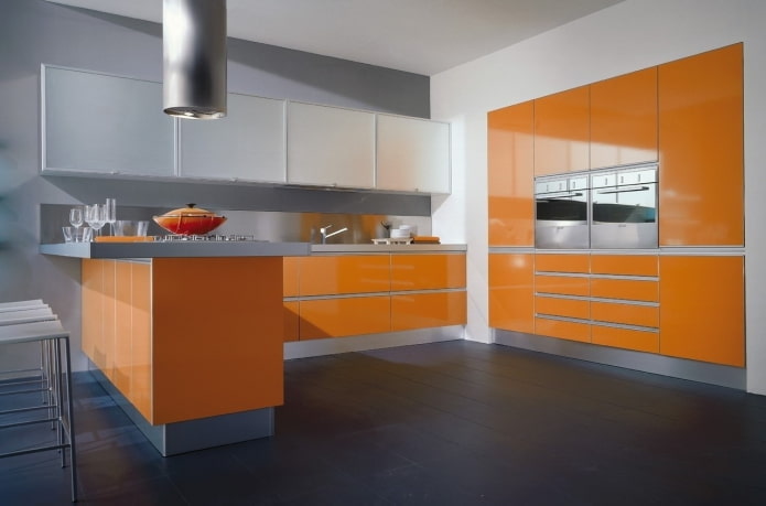 Kücheninterieur in Grau-Orange-Tönen