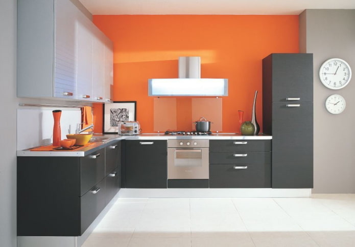 Kücheninterieur in Grau-Orange-Tönen