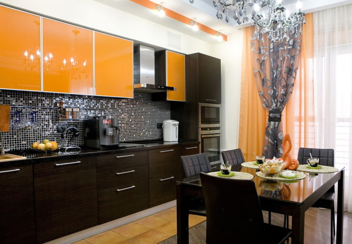 Kücheninterieur in Schwarz- und Orangetönen