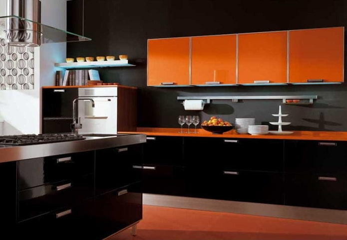 Kücheninterieur in Schwarz- und Orangetönen