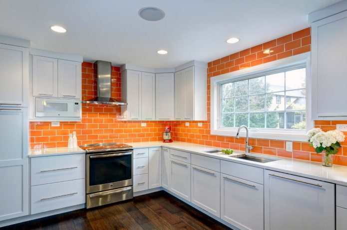 Kücheninterieur in Orange- und Weißtönen