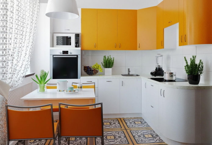 Kücheninterieur in Orange- und Weißtönen