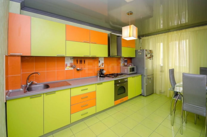 Kücheninterieur in Orange- und Grüntönen