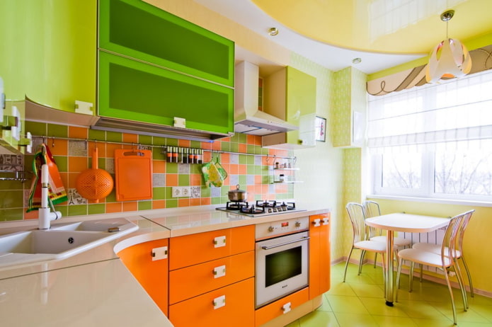 Kücheninterieur in Orange- und Grüntönen