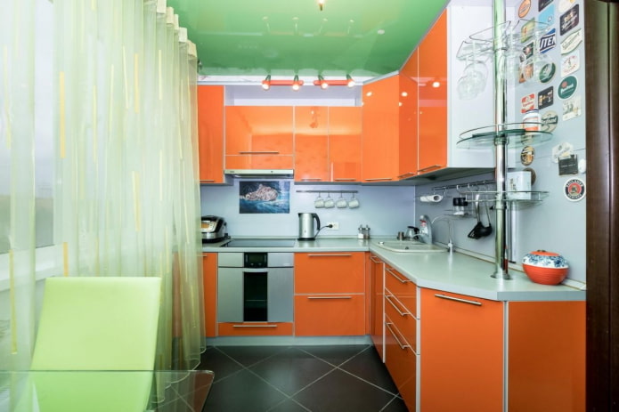 Kücheninterieur in Orange- und Grüntönen