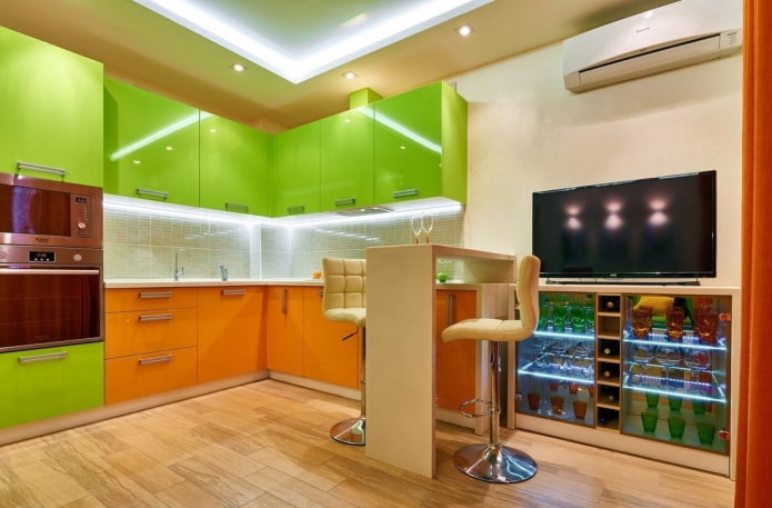 Kücheninterieur in Orange- und Grüntönen