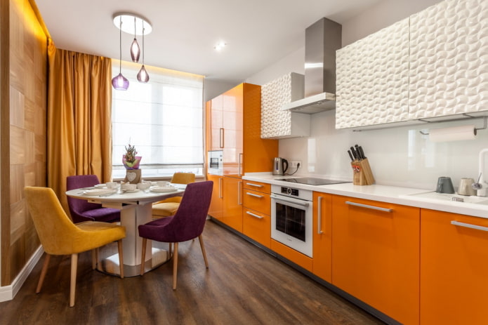 Vorhänge im Kücheninterieur in Orangetönen