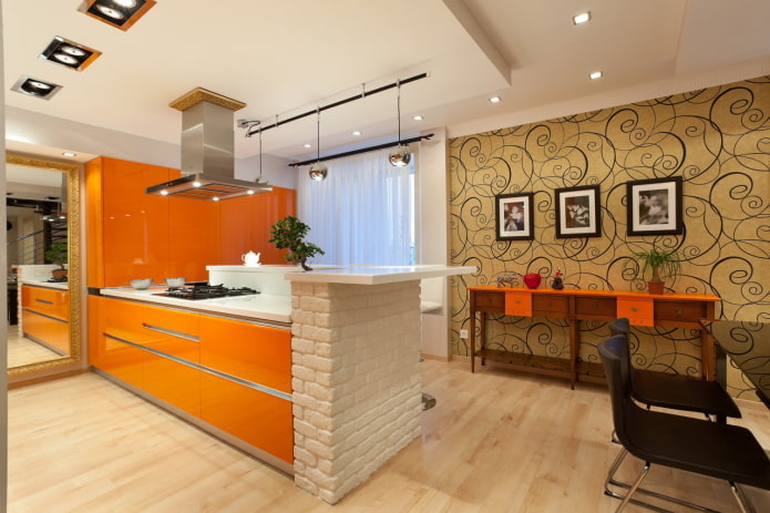 Tapete im Kücheninterieur in Orangetönen
