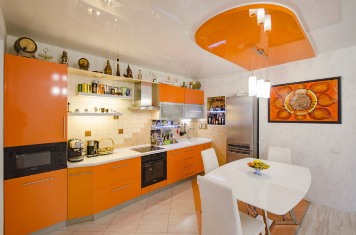 Dekor im Kücheninterieur in Orangetönen