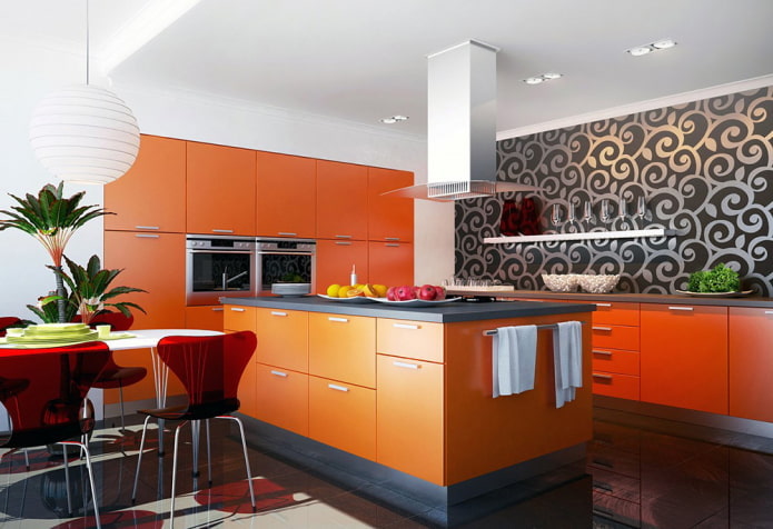 Tapete im Kücheninterieur in Orangetönen