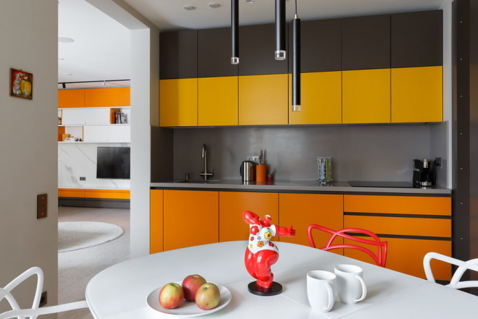 Dekor im Kücheninterieur in Orangetönen