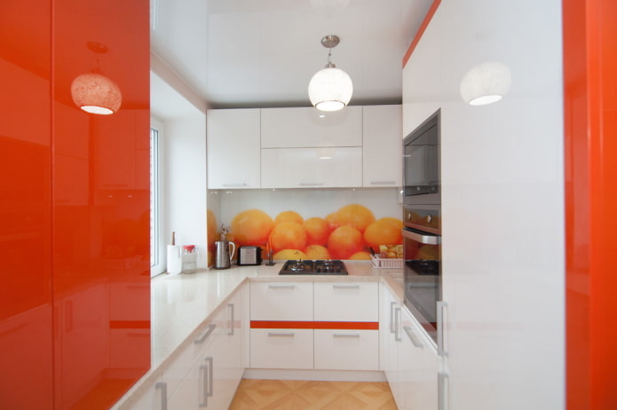 Schürze im Kücheninterieur in Orangetönen