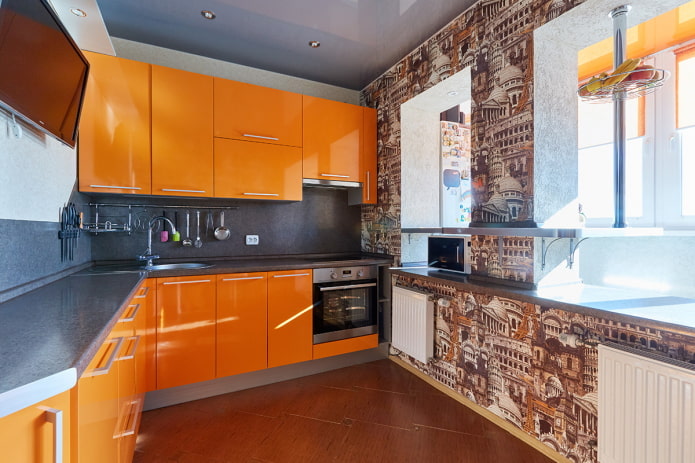 Tapete im Kücheninterieur in Orangetönen