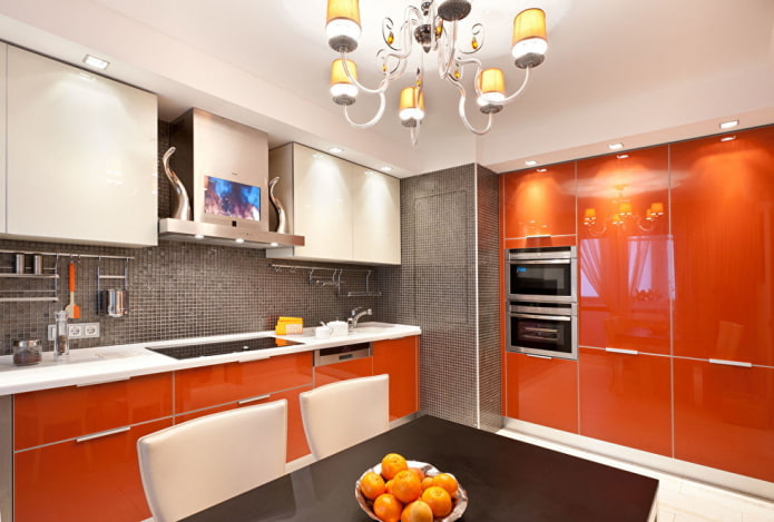 Schürze im Kücheninterieur in Orangetönen