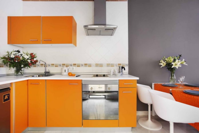 Dekor im Kücheninterieur in Orangetönen