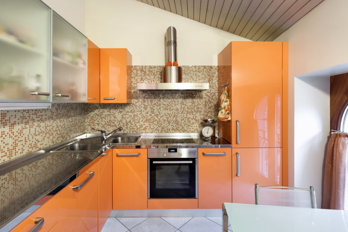 Schürze im Kücheninterieur in Orangetönen