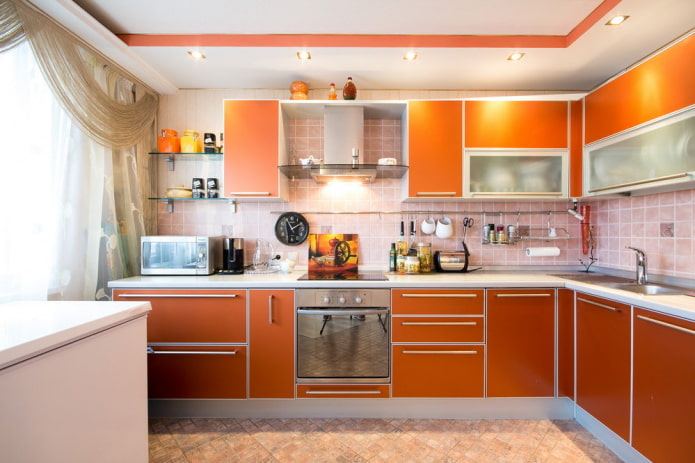 Dekor im Kücheninterieur in Orangetönen