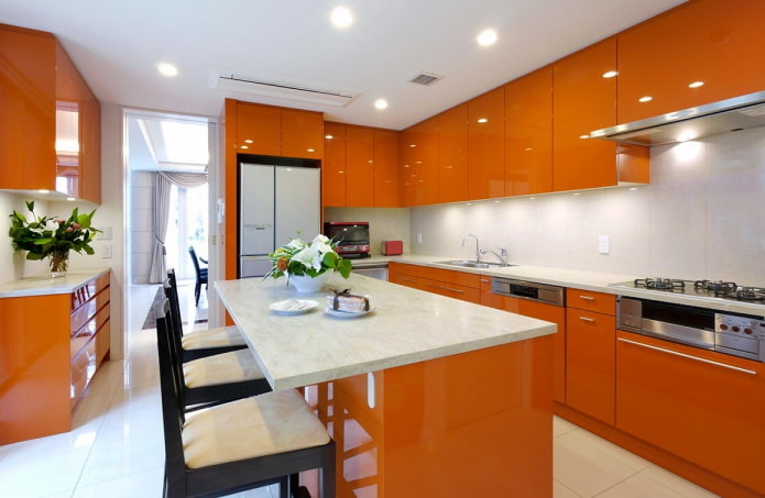 Arbeitsplatte im Kücheninterieur in Orangetönen
