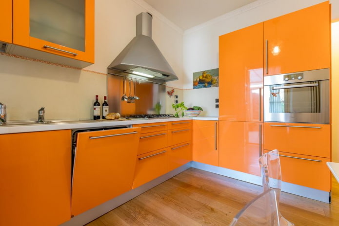 Möbel und Geräte im Kücheninterieur in Orangetönen