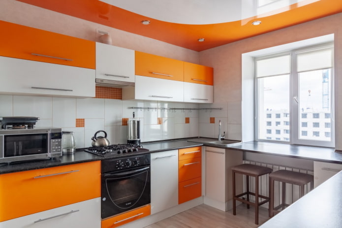 Vorhänge im Kücheninterieur in Orangetönen