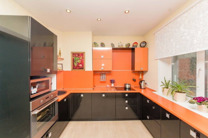 Vorhänge im Kücheninterieur in Orangetönen