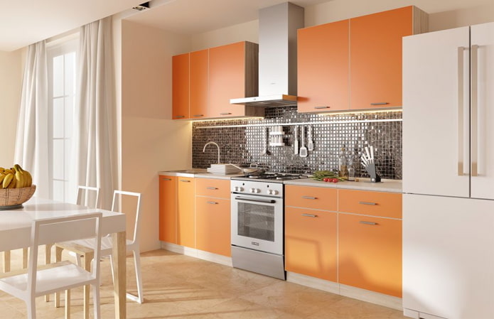 Kücheninterieur in Beige- und Orangetönen