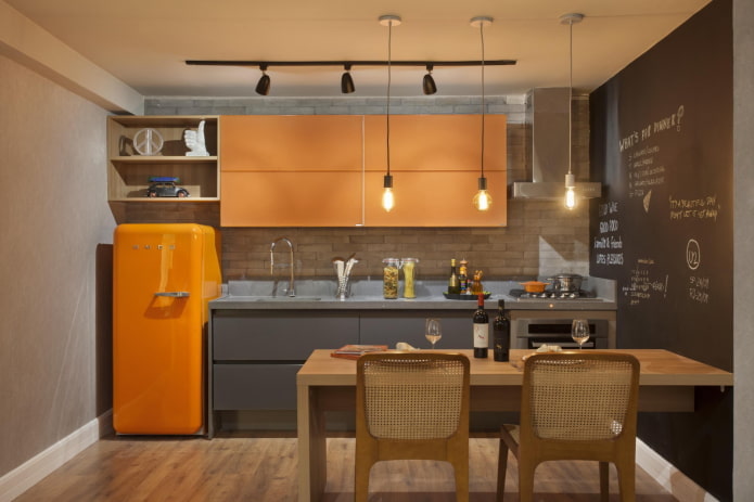 Kücheninterieur in Grau-Orange-Tönen