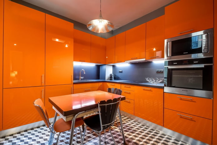 Kücheninterieur in Grau-Orange-Tönen