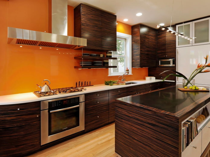 Kücheninterieur in Orange- und Brauntönen