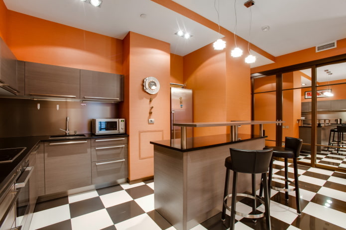 Kücheninterieur in Orange- und Brauntönen