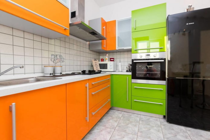 Möbel und Geräte im Kücheninterieur in Orangetönen