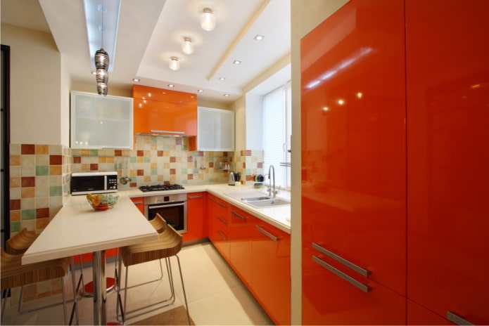 Möbel und Geräte im Kücheninterieur in Orangetönen