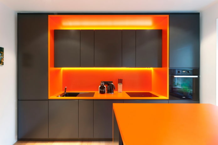 Kücheninterieur in Schwarz- und Orangetönen