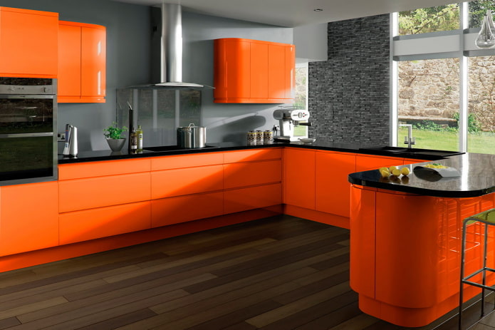 Arbeitsplatte im Kücheninterieur in Orangetönen