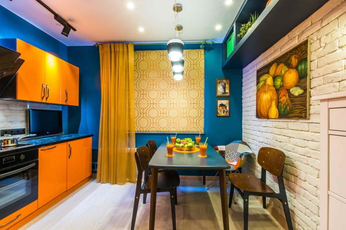 Vorhänge im Kücheninterieur in Orangetönen