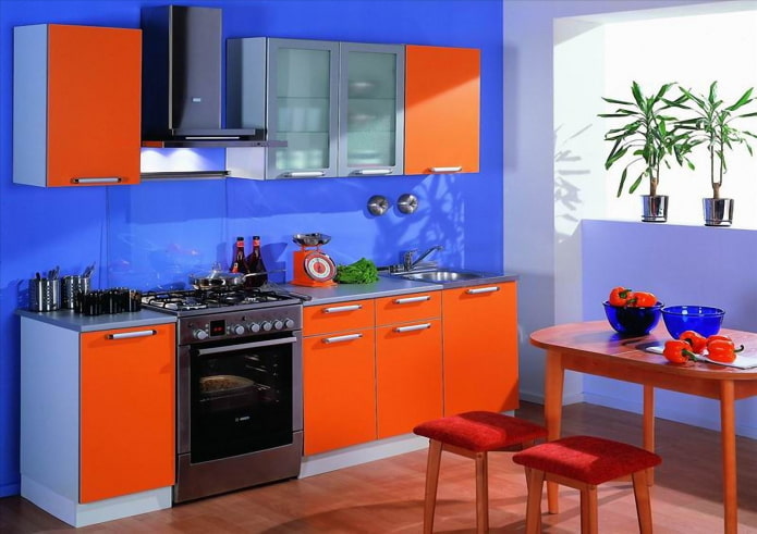 Kücheninterieur in Orange- und Blautönen
