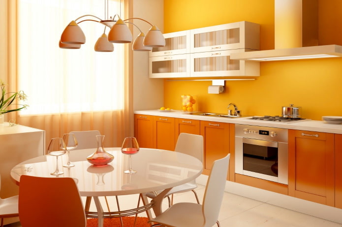 Tapete im Kücheninterieur in Orangetönen