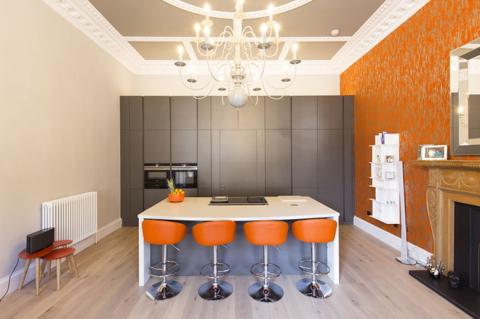 Tapete im Kücheninterieur in Orangetönen