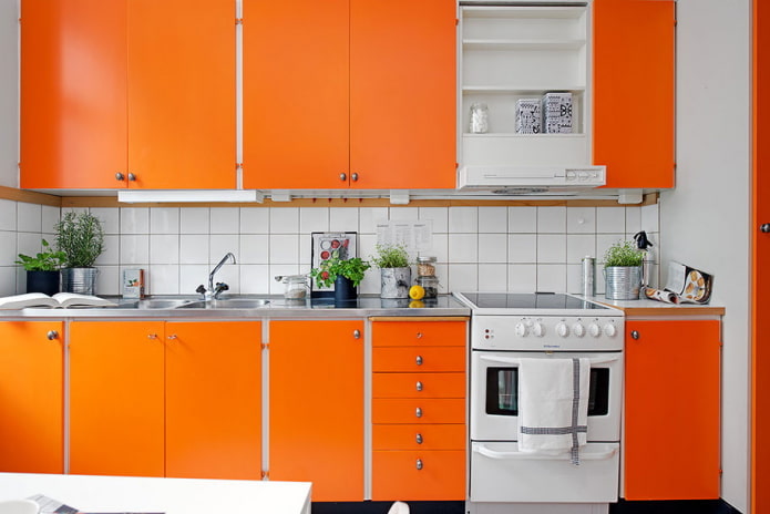 matte Küche in Orangetönen