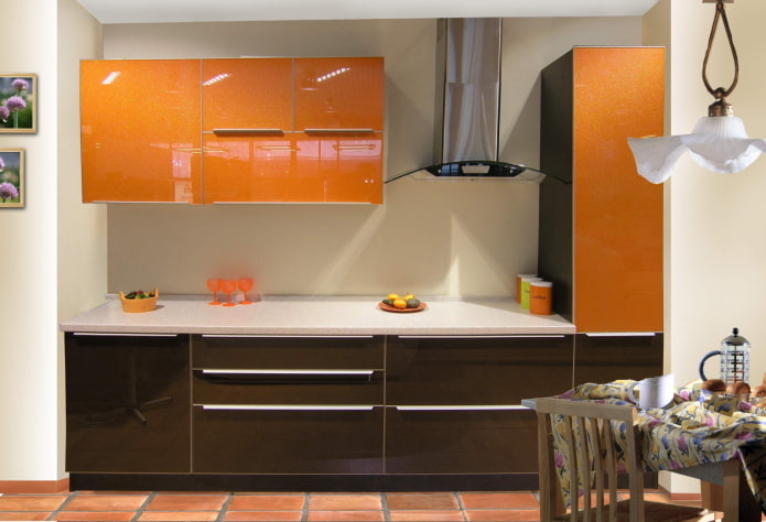 Kücheninnendesign in Orangetönen
