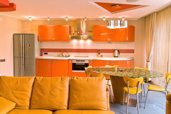 Küche-Wohnzimmer-Innendesign in Orangetönen