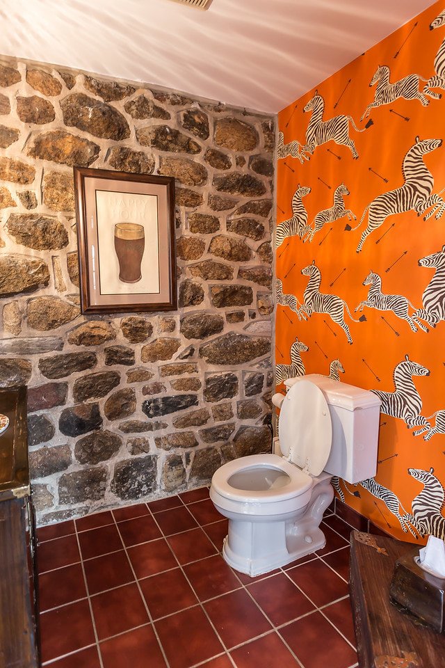Leuchtend orange Farbe auf Tapete