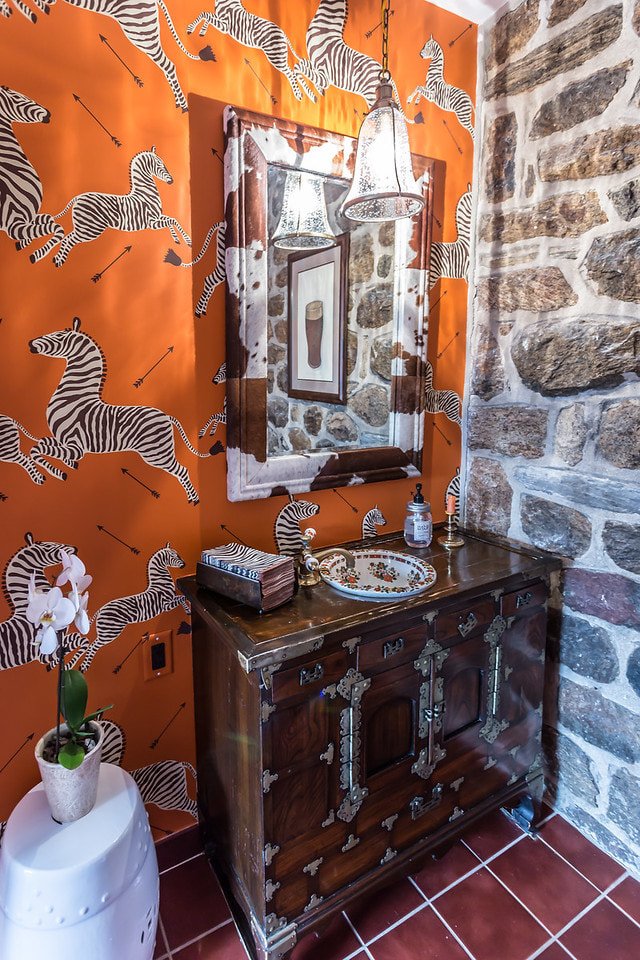 Leuchtend orange Farbe auf Tapete