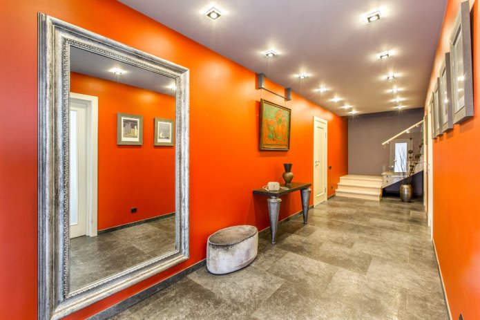 Leuchtend orange Wände