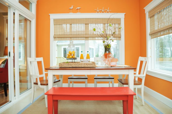 Esszimmer in Orangetönen
