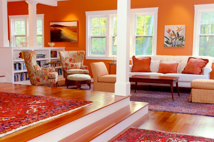 Wohnzimmer mit orangefarbenen Wänden