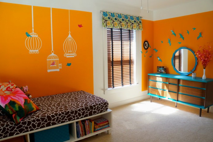 Orangefarbenes Kinderzimmer mit türkisfarbenen Akzenten