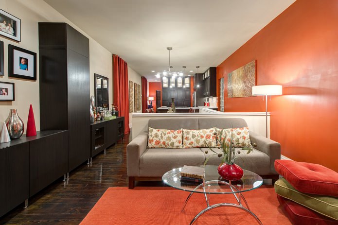 Moderner Stil im Wohnzimmer mit orangefarbener Wand