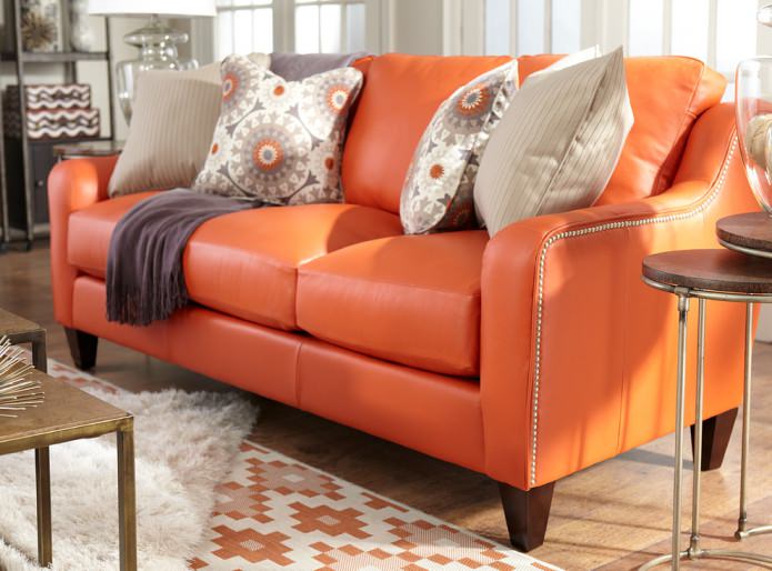 orangefarbenes Ledersofa